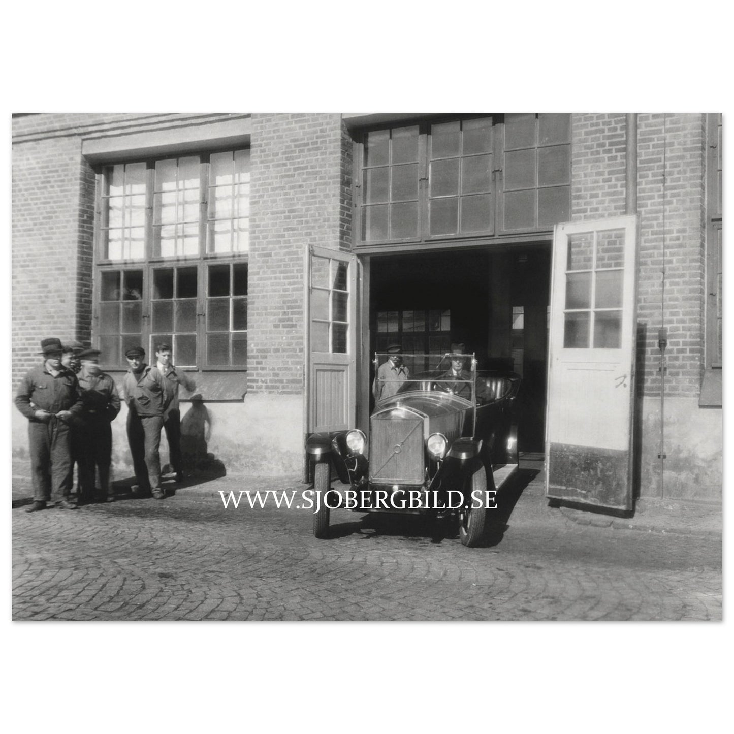Första Volvo-bilen lämnar fabriken 1927 - Poster på matt papper i museikvalitet