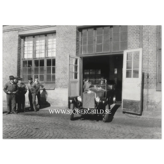 Första Volvo-bilen lämnar fabriken 1927. Poster på matt papper i museikvalitet