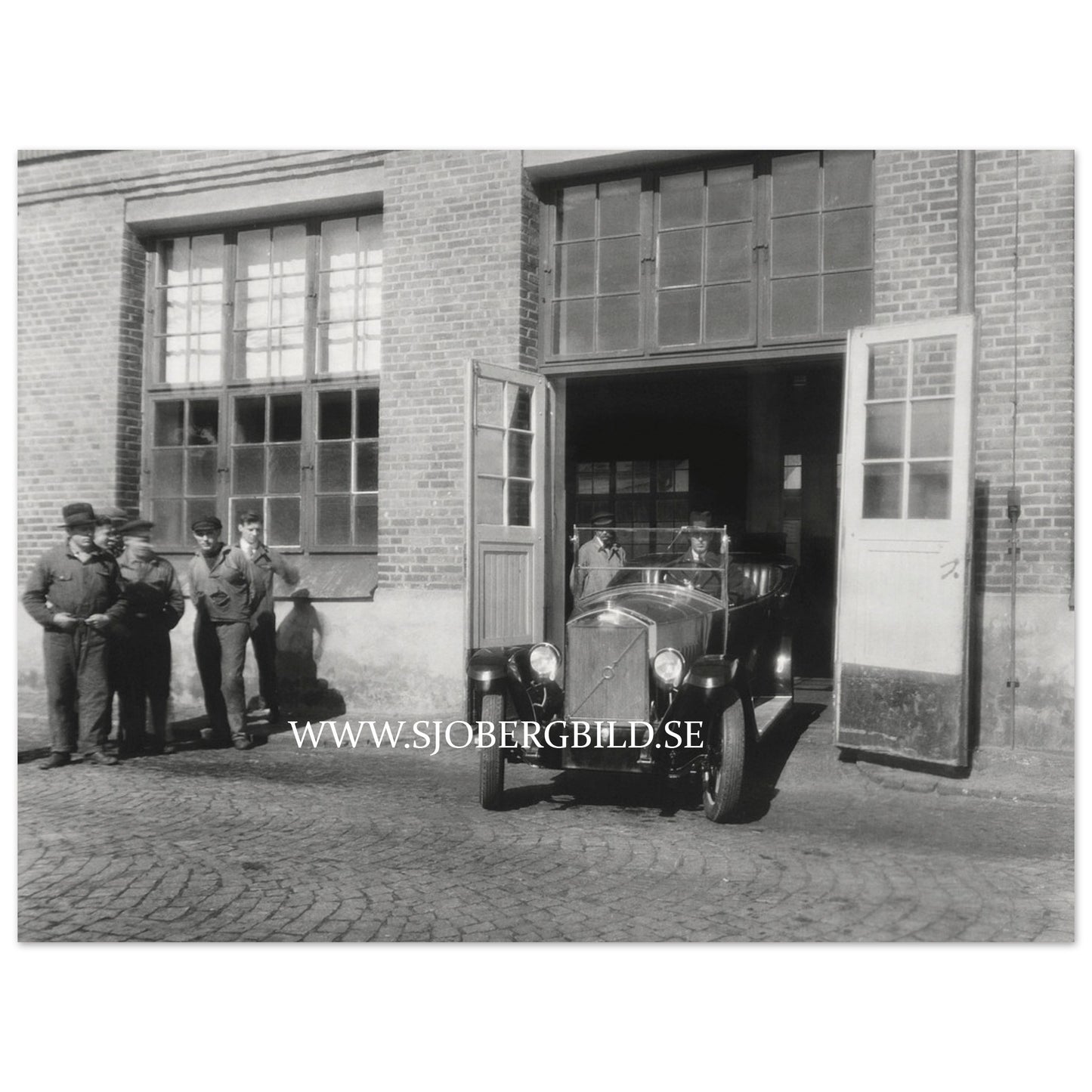 Första Volvo-bilen lämnar fabriken 1927. Poster på matt papper i museikvalitet